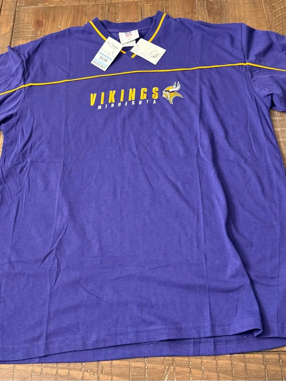 NFL Minnesota Vikings Embroidered V-Neck Tee Men’s XL NWT